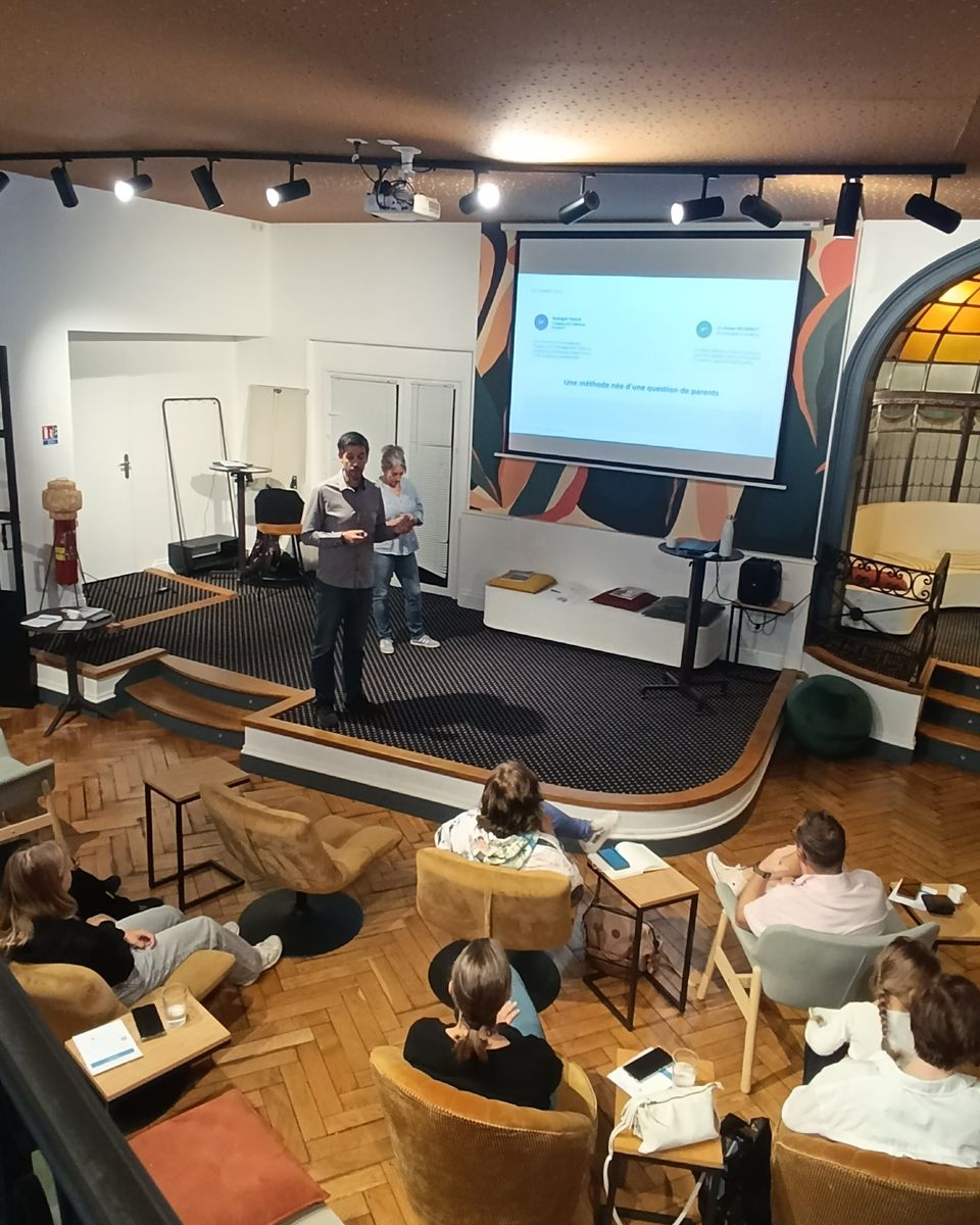 Rodrigue Poncet lors d'une conférence pour les parents d'adolescents sur l'orientation